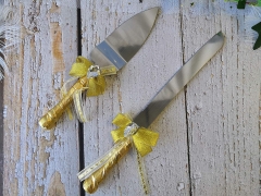 Cake Knife Server Set Wedding Quinceanera Cake Cutter Tool with Rhinestone Golden Lace Bow Decorated Glasses, Set of 2